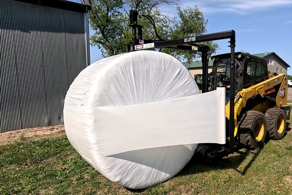 The HWP-Bale Wrapper wrapping a round hay bale